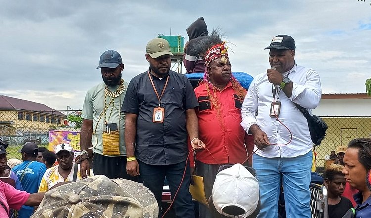 Ketua KPU Mimika, Dete Abugai dan Ketua Bawaslu bersama Ketua Lemasa, Karel Kum dan Ketua Lemasko, Fredy Sony Atiamona dalam aksi demo damai di depan Graha Eme Neme Yauware, Kamis 22 Februari 2024. (foto koranpapua id)