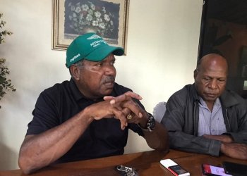 Gregorius Okoare, Ketua Lemasko dan Marianus Maknaipeku, Wakil Ketua Lemasko memberikan keterangan pers kepada media terkait Amdal Freeport, Senin 12 Februari 2024. (Foto : Redaksi/Koranpapua.id)