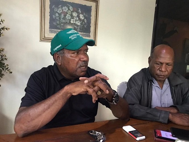 Gregorius Okoare, Ketua Lemasko dan Marianus Maknaipeku, Wakil Ketua Lemasko memberikan keterangan pers kepada media terkait Amdal Freeport, Senin 12 Februari 2024. (Foto : Redaksi/Koranpapua.id)