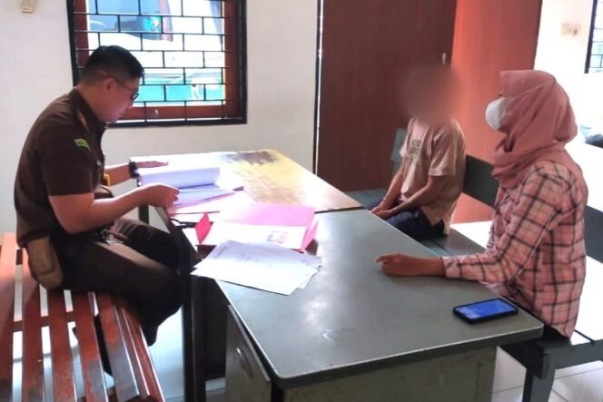 Penyidik Unit PPA Satua Reskim Polresta Jayapura Kota menyerahkan tersangka persetubuhan anak di bawah umur ke Kejari jayapura, Kamis 22 Februari 2024 (foto: Ist/Redaksi Koranpapua.is)