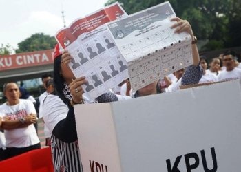 Petugas KPPS menunjukkan contoh surat suara saat simulasi pemungutan suara (Foto: ist/koranpapua.id)