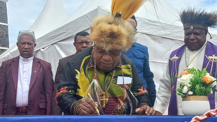 Resmikan 11 Gedung Kantor Pemerintahan, Bupati Eltinus Ingatkan ASN Beri Pelayanan yang Maksimal