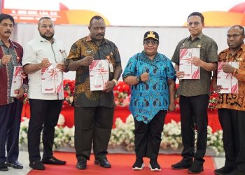 Serahkan DPA Rp4,8 Triliun, Ribka Haluk: Gunakan dengan Baik, Jangan Ada Masalah di Kepemimpinan Saya