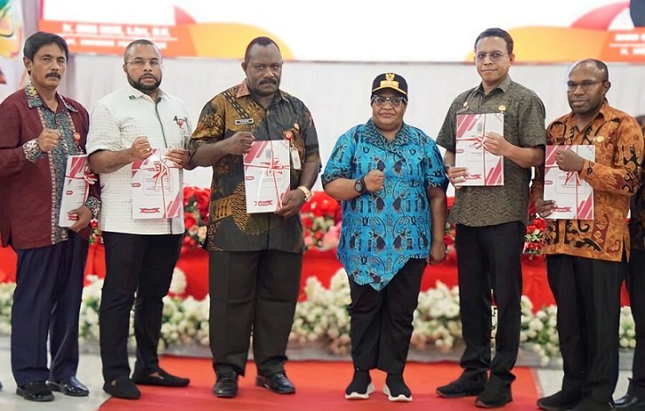 Serahkan DPA Rp4,8 Triliun, Ribka Haluk: Gunakan dengan Baik, Jangan Ada Masalah di Kepemimpinan Saya