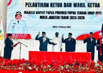 Ribka Haluk Lantik Agustinus Anggaibak Jadi Ketua MRP Provinsi Papua Tengah