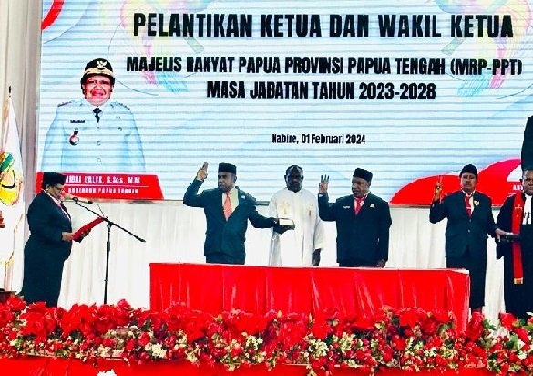 Ribka Haluk Lantik Agustinus Anggaibak Jadi Ketua MRP Provinsi Papua Tengah