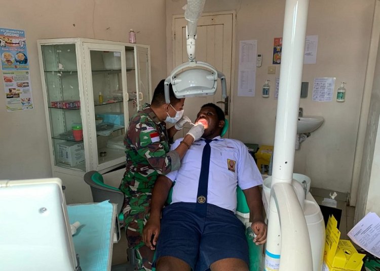 Lima Casis SMA Pradita Dirgantara Panda Lanud Timika Jalani Tes Kesehatan Gigi dan Mulut