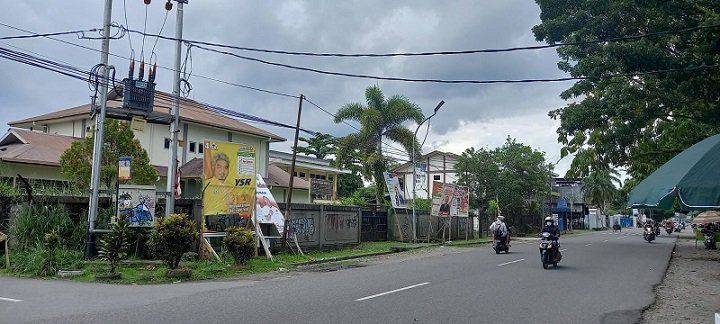 Sudah Dua Hari Masa Tenang Tapi Baliho dan Spanduk Caleg Masih Bertebaran di Kota Timika