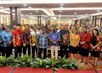 Asisten 2 Setda Mimika, Willem Na'a bersama Kepala Dinas PUPR, Robert Mayaut Dan Pimpinan OPD di Horison Diana Kamis 22/02 (Foto: Redaksi/ Koranpapua.id)