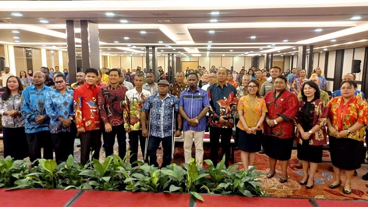 Asisten 2 Setda Mimika, Willem Na'a bersama Kepala Dinas PUPR, Robert Mayaut Dan Pimpinan OPD di Horison Diana Kamis 22/02 (Foto: Redaksi/ Koranpapua.id)