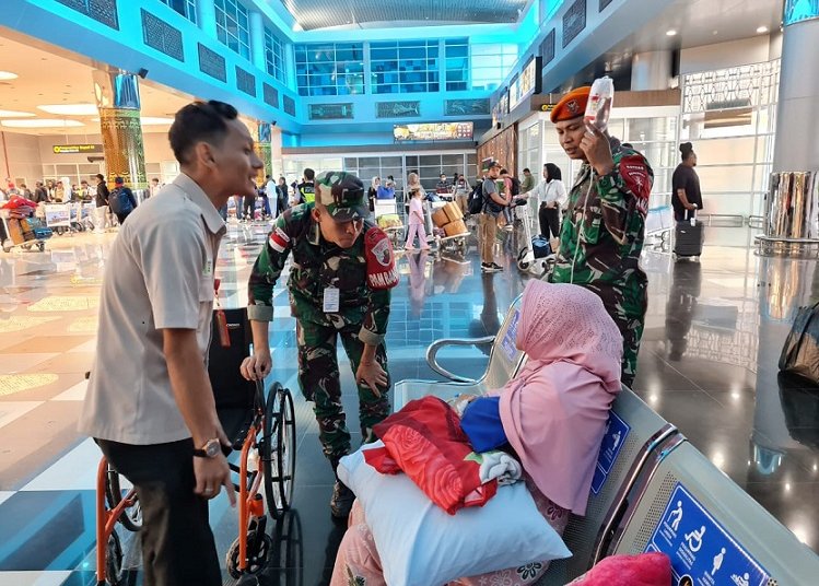 Personel PAM Bandara Lanud YKU Timika Bantu Pasien Patah Tulang