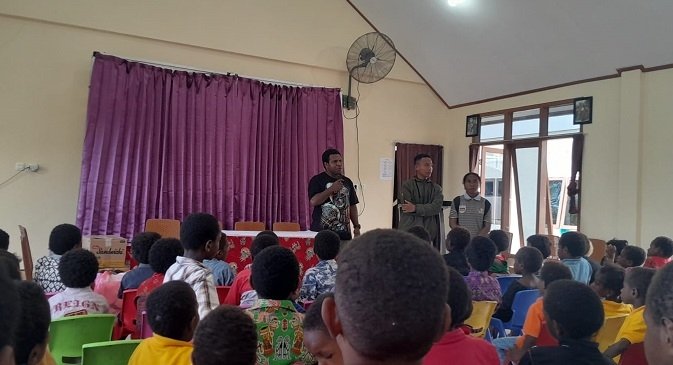 Misdinar Katedral Tiga Raja Kunjungan Kasih ke Panti Asuhan Santa Susana