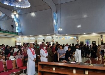 Ribuan Umat Katolik Rayakan Jumat Agung, RP Gabriel: Yesus Disalibkan karena Dituduh Penjahat Kelas Kakap