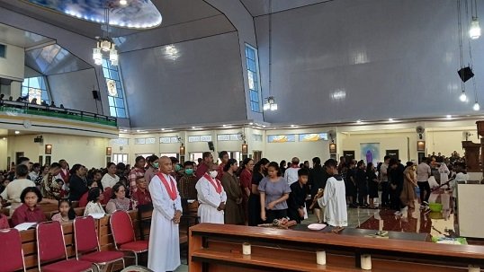 Ribuan Umat Katolik Rayakan Jumat Agung, RP Gabriel: Yesus Disalibkan karena Dituduh Penjahat Kelas Kakap