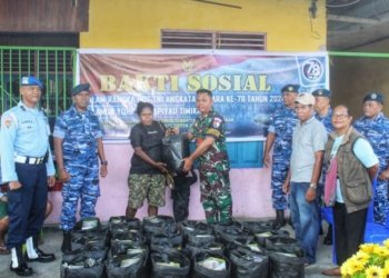 Sambut HUT TNI AU ke-78, Lanud Timika Serahkan Bantuan Sembako untuk Warga Binaan