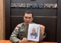 Kasatgas Humas Ops Damai Cartenz-2024, AKBP Dr. Bayu Suseno menunjukan foto pelaku. (Foto : Ist./Koranpapua.id)