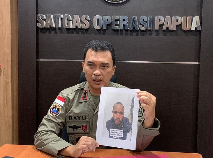 Kasatgas Humas Ops Damai Cartenz-2024, AKBP Dr. Bayu Suseno menunjukan foto pelaku. (Foto : Ist./Koranpapua.id)