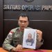 Kasatgas Humas Ops Damai Cartenz-2024, AKBP Dr. Bayu Suseno menunjukan foto pelaku. (Foto : Ist./Koranpapua.id)