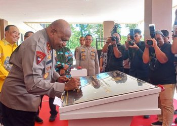 Kapolda Papua, Irjen Pol Mathius D Fakhiri saat meresmikan Rumah sakit Bhayangkara Mimika (foto: redaksi/Koranpapua.id)