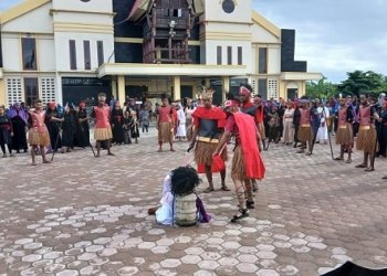 Umat Katolik Santo Stefanus Sempan Timika Rayakan Kisah Sengsara Yesus Menuju Kalvari
