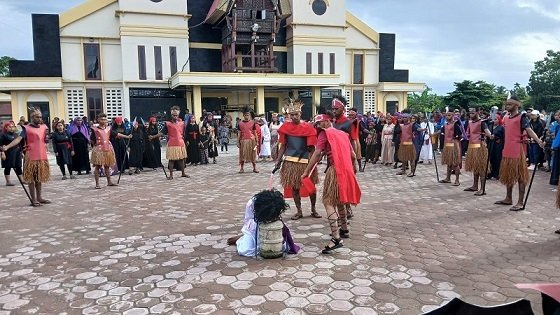 Umat Katolik Santo Stefanus Sempan Timika Rayakan Kisah Sengsara Yesus Menuju Kalvari