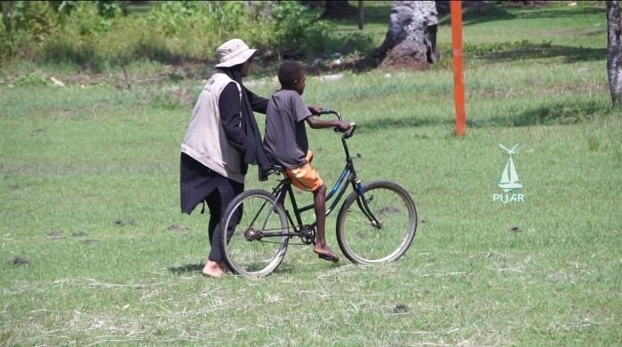 Komunitas Pijar dan Ciwend Sumbang 10 Unit Sepeda untuk Anak-Anak Atuka