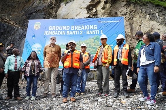 Freeport Bangun Jembatan Berkapasitas 35 Ton Hubungkan Kampung Banti 2 dan Banti 1