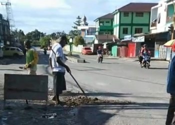 Kondisi Jalan di Perempatan SP1-SP4 Rusak Parah, Sekelompok Anak Muda Sukarela Lakukan Penimbunan