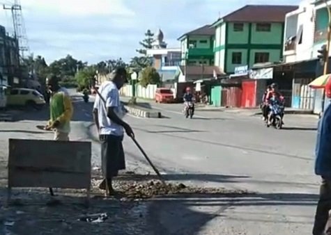 Kondisi Jalan di Perempatan SP1-SP4 Rusak Parah, Sekelompok Anak Muda Sukarela Lakukan Penimbunan