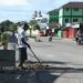 Kondisi Jalan di Perempatan SP1-SP4 Rusak Parah, Sekelompok Anak Muda Sukarela Lakukan Penimbunan