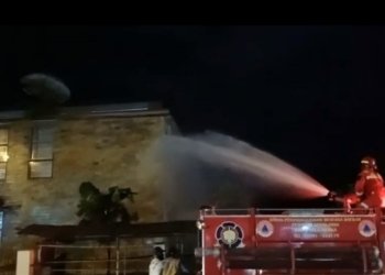 Gedung YPMAK Nyaris Dilahap Api, Damkar Kerahkan Dua Unit Fire Truck