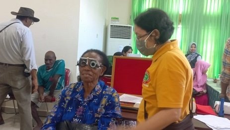 Hari Pertama Pemeriksaan Mata Gratis di Puskesmas Timika Melebihi Target