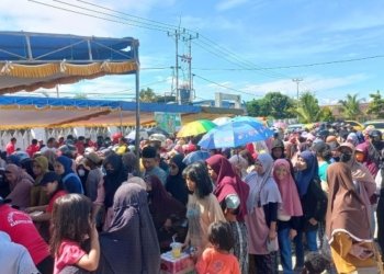 Warga Timika Jaya Antusias Belanja Kebutuhan Lebaran di Pasar Murah