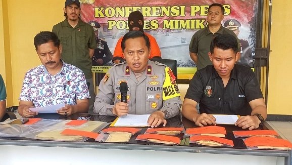 Polisi Tangkap Wanita Muda Diduga Terlibat Kasus Penipuan 19 Mobil Bodong di Timika