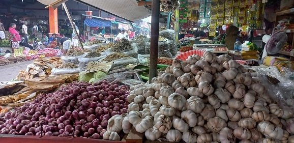 Stok Terbatas, Harga Bawang Merah di Pasar Sentral Tembus Rp80 Ribu Per Kilogram
