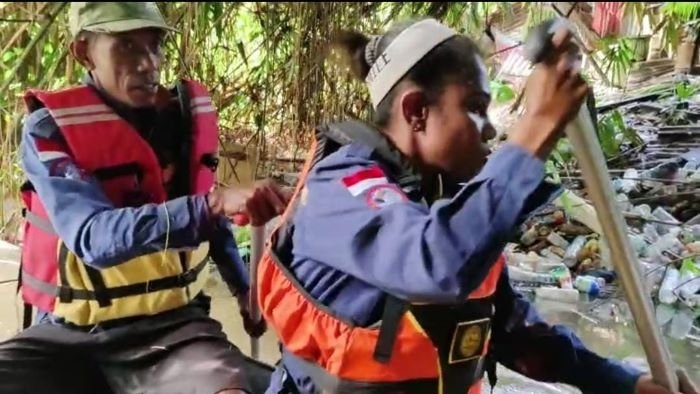 Bau Menyengat, Tim Relawan Mimika Temukan Enam Bangkai Babi di Sepanjang Sungai Pasar Minggu