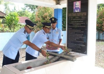 Jelang HUT TNI AU ke-78, Danlanud YKU Timika Ziarah di Makam Yohanis Yoseph Kapiyau