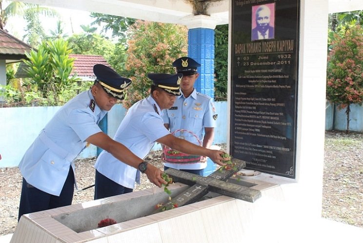 Jelang HUT TNI AU ke-78, Danlanud YKU Timika Ziarah di Makam Yohanis Yoseph Kapiyau