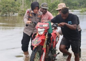 Aparat Gabungan Bantu Warga Terjebak Banjir di Jalan Trans Papua