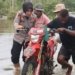 Aparat Gabungan Bantu Warga Terjebak Banjir di Jalan Trans Papua