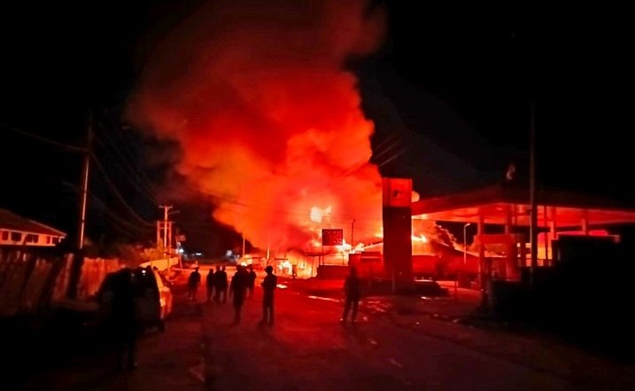 KKB Bakar Bangunan Sekolah dan Kios, Pedagang Ditembak