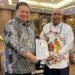 Resmi Sebagai Anggota Partai Golkar, Pieter Yan Magal Siap Maju Sebagai Calon Bupati Mimika