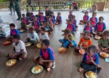 Maknai Hardiknas, Prajurit Mayangkara Makan Bersama Murid Sekolah Rimba di Nduga