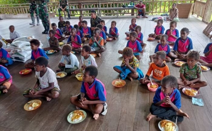 Maknai Hardiknas, Prajurit Mayangkara Makan Bersama Murid Sekolah Rimba di Nduga