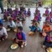 Maknai Hardiknas, Prajurit Mayangkara Makan Bersama Murid Sekolah Rimba di Nduga
