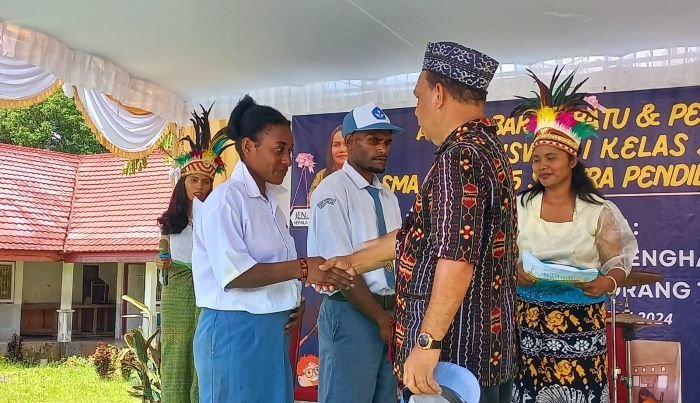 153 Anak Tujuh Suku Lulus SMA Negeri 5 Timika, Acara Perpisahan Tidak Ada Pejabat yang Hadir