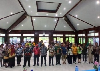 Gallery Foto DLH Sosialisasi Pengelolaan Penanganan Sampah Melibatkan Pemdis Miru, Lurah dan Pelaku Usaha