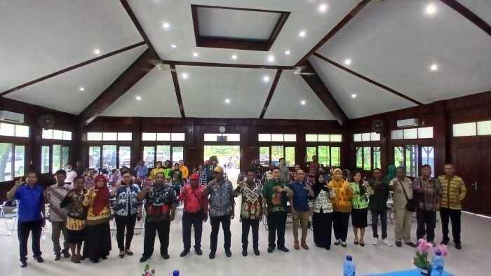 Gallery Foto DLH Sosialisasi Pengelolaan Penanganan Sampah Melibatkan Pemdis Miru, Lurah dan Pelaku Usaha