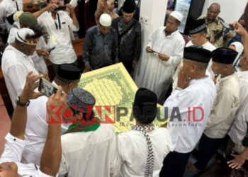 Al-Qur’an Raksasa Tiba di Timika, Berat 273 Kg, Bisa Bertahan 270 Tahun