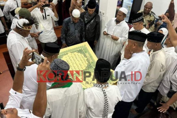 Al-Qur’an Raksasa Tiba di Timika, Berat 273 Kg, Bisa Bertahan 270 Tahun